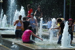 Запорожские фонтаны заполонили подростки  
