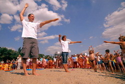 Силантьев и Клочкова открыли на пляже спортклуб для детей  