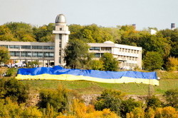 Тимошенко показали самый большой флаг Украины 
