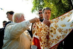 На ярмарке Ющенко купил страусиное яйцо, рушники и посадил калину...  