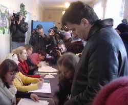Запорожский губернатор голосовал с женой и маленькой дочкой 