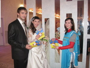 Запорожские налоговики заявились к молодоженам прямо на свадьбу 