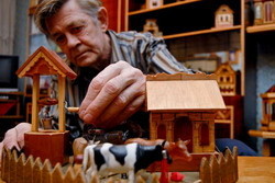 Запорожский пенсионер делает макеты церквей из бигудей и дверных ручек 