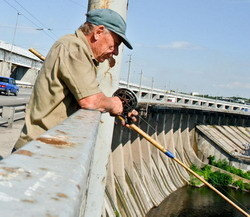 За рыбалку на Днепрогэсе оштрафовали полтысячи горожан 