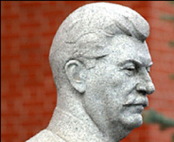 Губернатор назвал памятник Сталину незаконным 