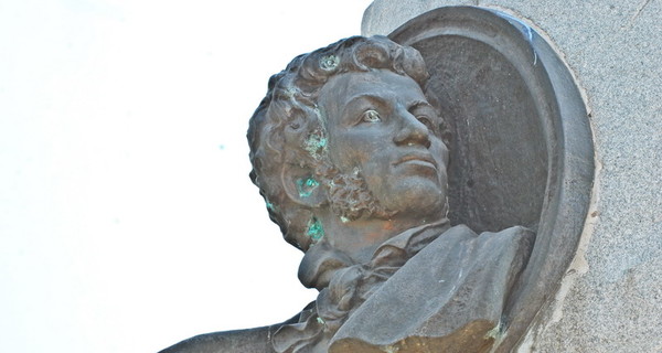Памятник Пушкину покрылся пятнами 