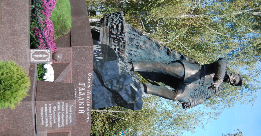 В Запорожье установили памятник последнему кошевому атаману
