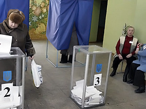 Из-за кандидата в поселке под Запорожьем на несколько часов задержали открытие нескольких избирательных участков 
