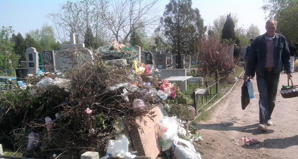 Поминальные дни: На Капустяном кладбище - порядок, а на Осипенковском – груды мусора и огромные очереди в туалет