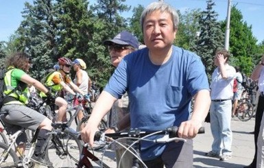 Мэр Запорожья пересел на велосипед