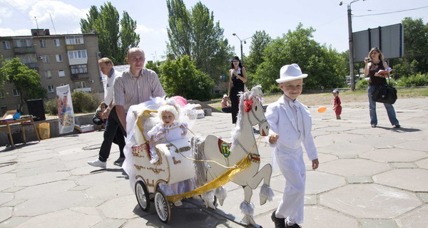 «Комсомолка» провела парад детских колясок