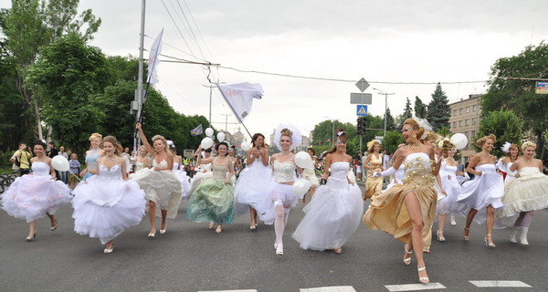 Свадебные платья на параде невест надели даже милиционеры