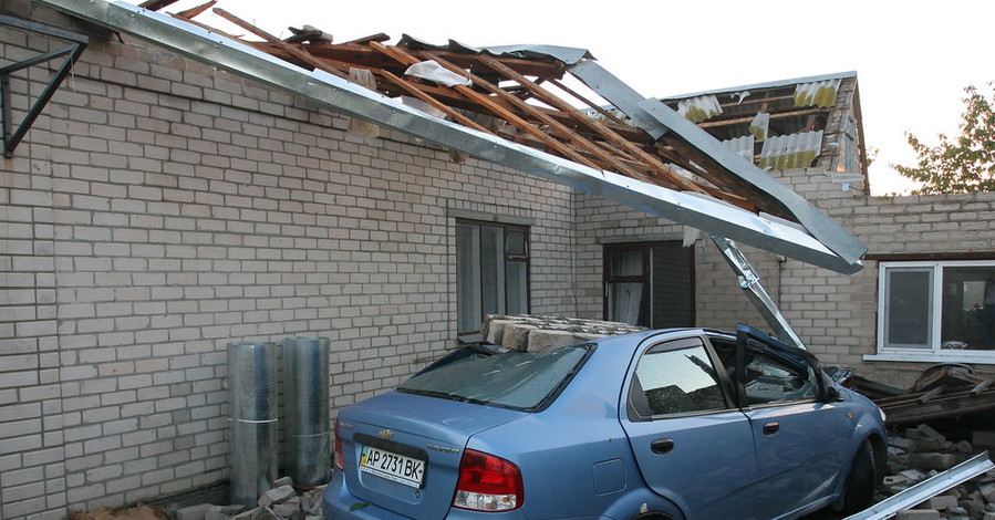 Смерч не оставил крыши на крыше от самого большого села Украины