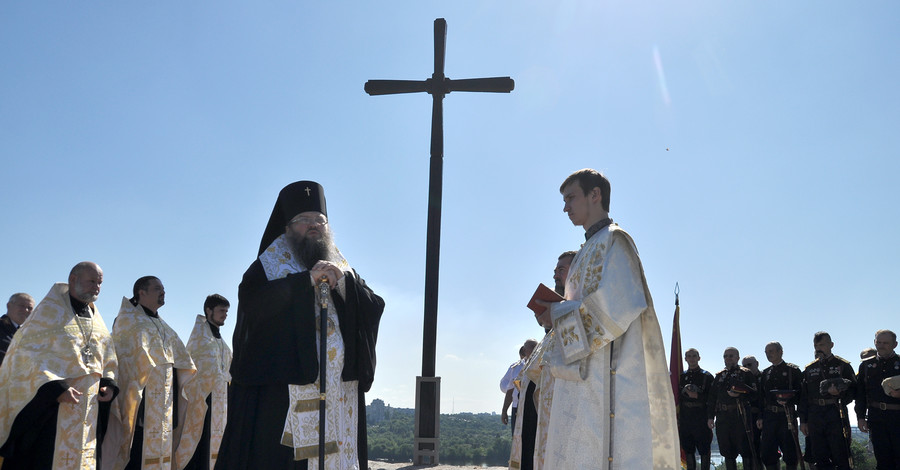 На Хортице восстановили православный крест, который снесли ради рекорда