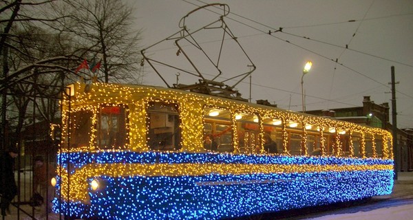 Новогодний трамвай украсят 28-метровой гирляндой
