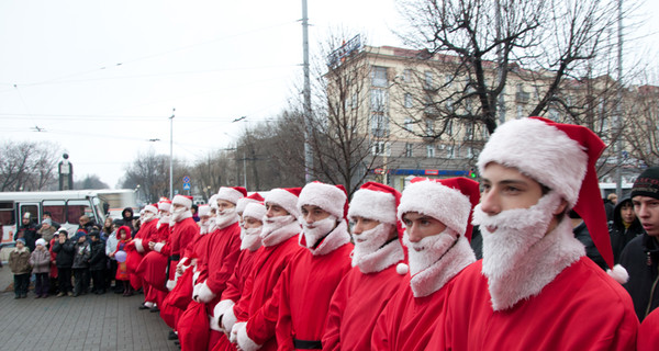 70 Санта-Клаусов развезли подарки детям