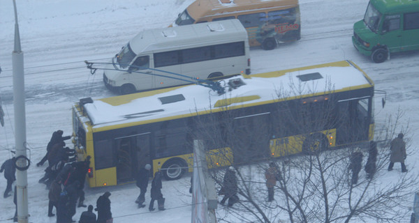 Полтысячи машин в снежном плену, сотни горожан с переломами в больнице
