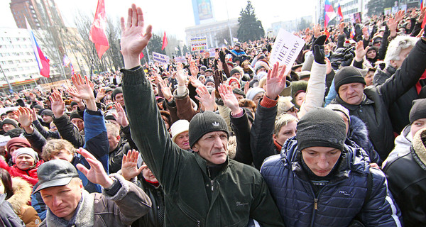 В Луганске освободили ОГА, в Донецке собрались на митинг, а в Одессе спели гимн 