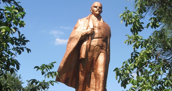 Губернатор Полтавской области дал месяц на демонтаж памятников Ленину