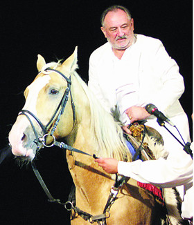 Богдану Ступке запорожцы подарили коня 