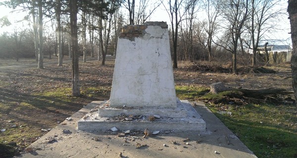 Очередного Ленина в Запорожской области разбили вдребезги прямо на постаменте