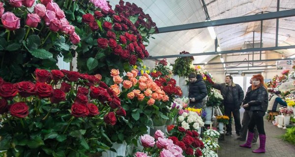 Запорожским мужчинам кризис нипочем - будут дарить цветы незнакомкам