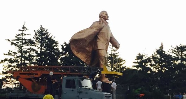 В Ильичевске снесли памятник Ленину