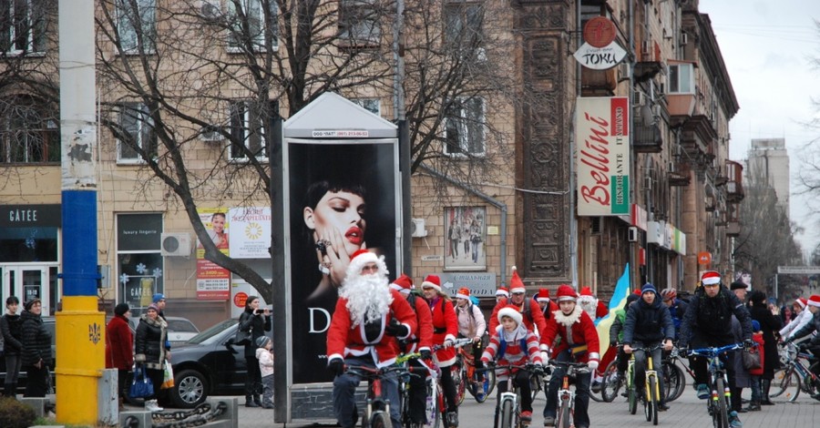 Запорожские Деды Морозы пересели на велосипеды