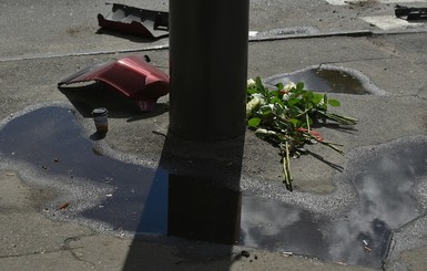 На место взрыва машины Шеремета несут цветы