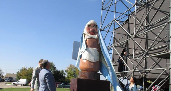 В запорожском селе вместо Ленина поставили памятник картошке