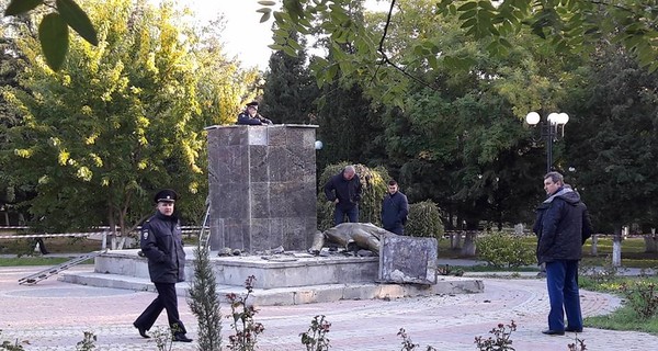 В Крыму свалили ночью памятник Ленину
