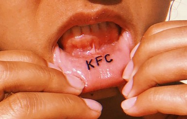 Фанатка KFC сделала на губе тату с названием ресторана