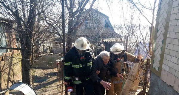 Под Киевом спасатели вытащили из горящего дома незрячего пенсионера 