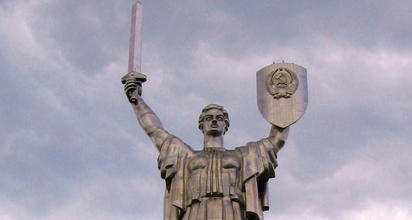 В Институте нацпамяти рассказали, что хотят сделать с мостом Патона и статуей Родины-матери в Киеве