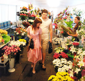 Цветочный рынок на Металлургов стал самым большим в городе 