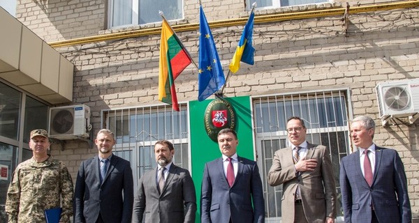 В районе проведения ООС на Донбассе открыли консульства Литвы и Латвии