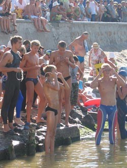 Спортсмены вплавь преодолели десять километров по морю 
