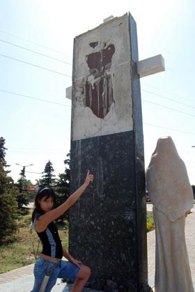 Крест на проспекте Ленина начал разваливаться 