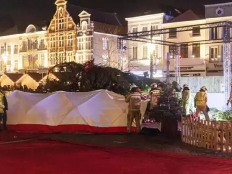 В Бельгии на площади упала рожественская елка, один человек погиб, двое ранены