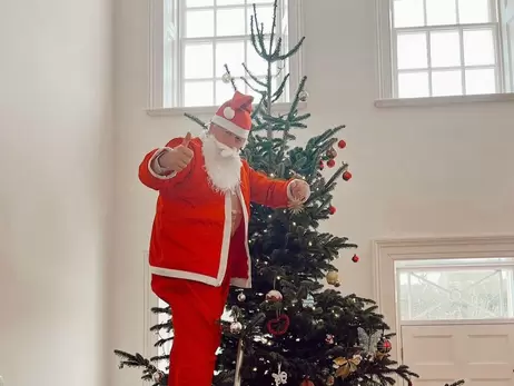 Борис Джонсон в костюме Санта-Клауса показался возле рождественской елки