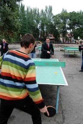 Министр Юрий Павленко играл с прогульщиками в пинг­понг 