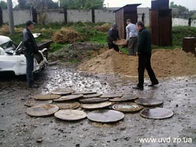 Тридцать украденных канализационных люков нашли в глине 