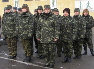 Один день в армии провели женщины-депутаты 