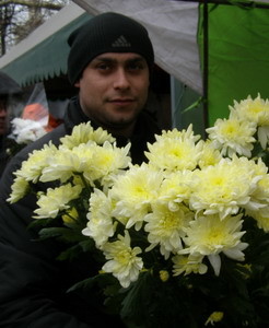 Запорожские мужчины предпочитают дарить розы и герберы 