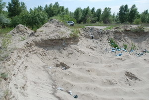 В Южном микрорайоне массово вывозят песок 