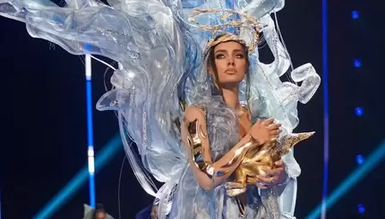 Українка Ангеліна Усанова презентувала національний костюм на сцені 