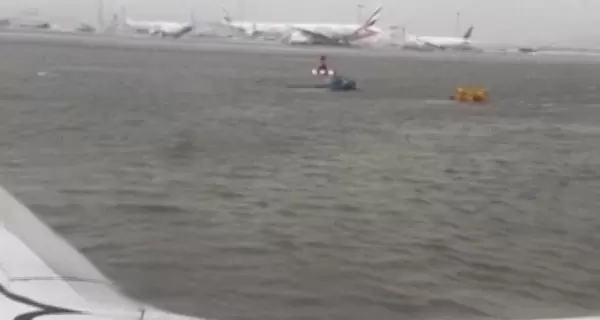 Из-за сильного наводнения аэропорт Дубая отменил сотни авиарейсов