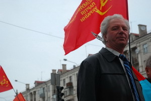 Местные коммунисты приторговывают флагами 